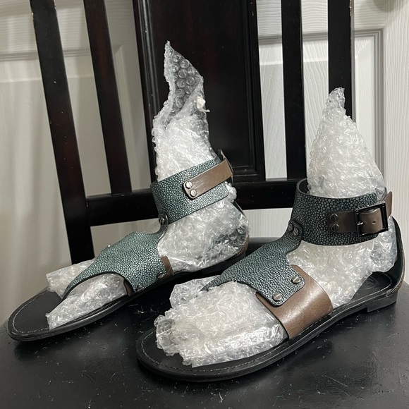 NWOT Tory Burch Tegan Stingray Smoke Vegan Leather Gladiator Sandals Size 6.5 - Picture 4 of 8